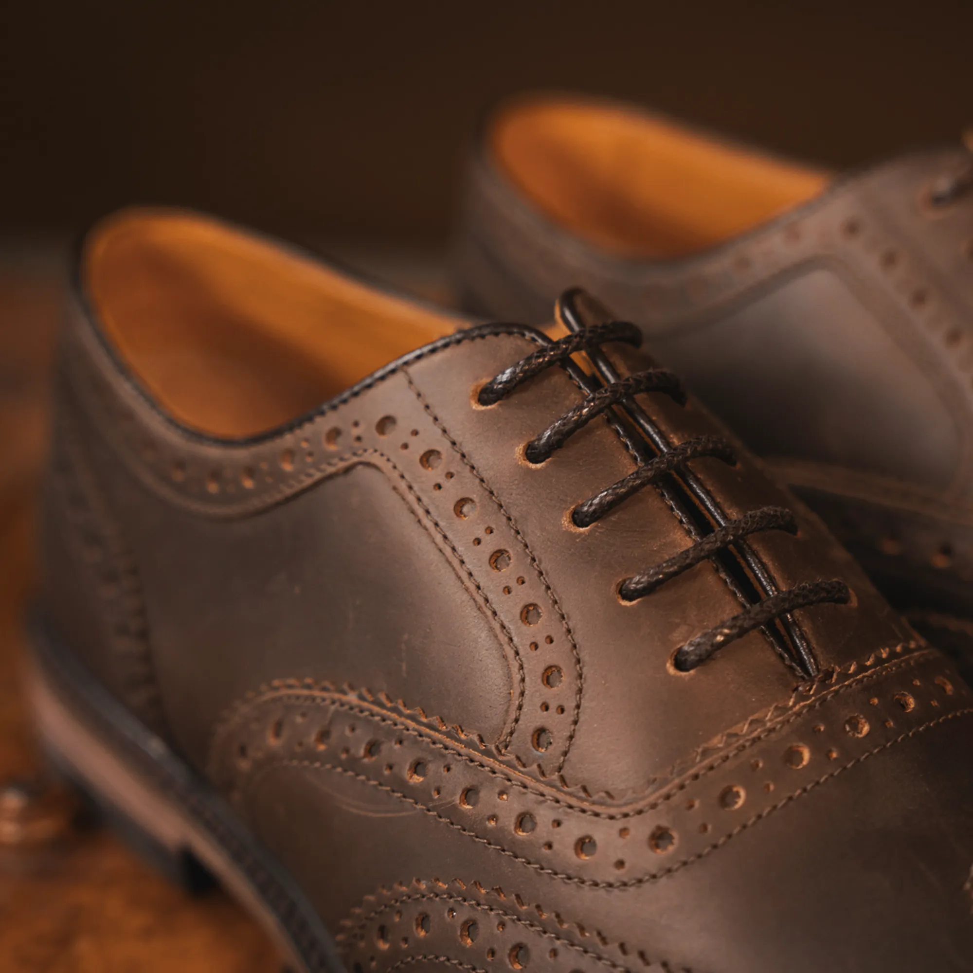 SHIREBURN // BROWN DISTRESSED - Image 4